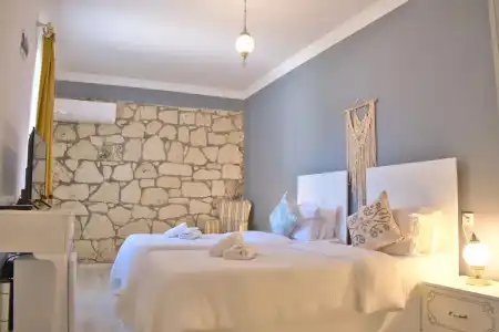 Elda Alacati - 60