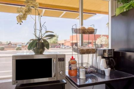 Remodeled 1920s Bungalow & Retro Casita - 12