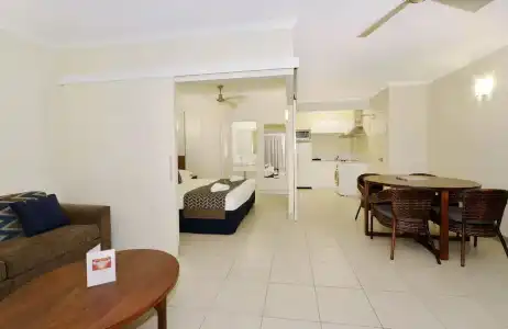 Cairns Queenslander & Apartments - 77