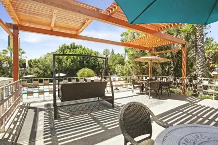 Super 8 by Wyndham Long Beach - 9