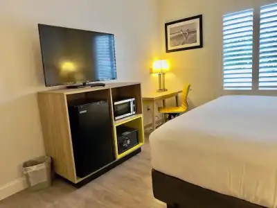 Days Inn & Suites by Wyndham Lakeland - 21