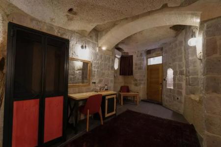 The Niche Cave - 106
