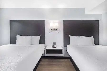 Days Inn & Suites by Wyndham Niagara Falls/Buffalo - 4