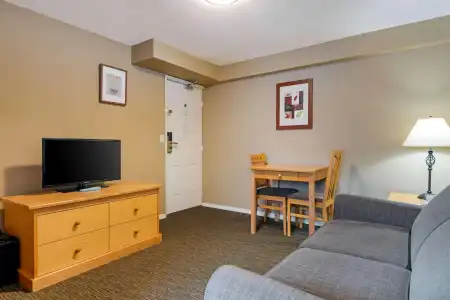 Econo Lodge Inn & Suites - 6