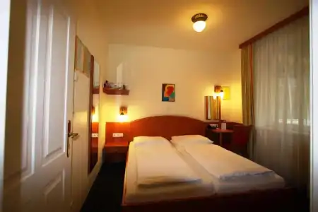 SUITE 900m ZUR OPER - 83