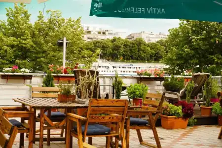 Island Hostel - Adults only - 22