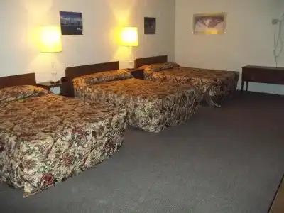 Royal Host Motel - 7