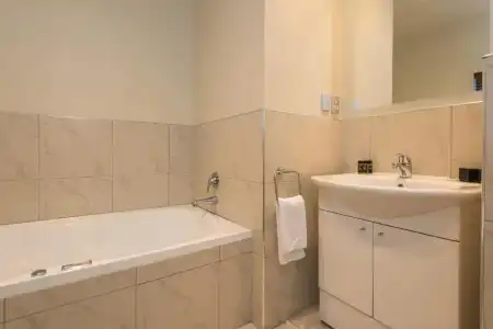 Merivale Manor - 101
