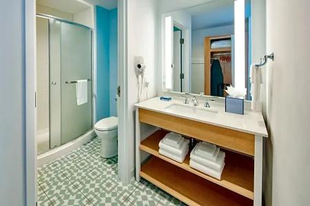 Universal's Endless Summer Resort – Dockside Inn and Suites - 13