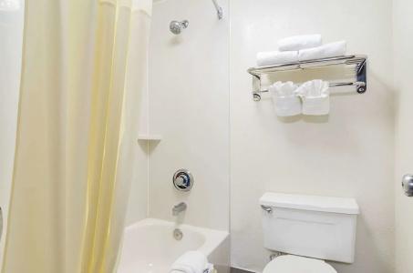 Holiday Inn and Suites Richmond West End by IHG - 9
