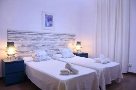 Ally's Guest House Barcelona B&B - 38