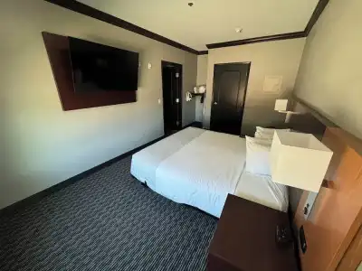 Hawthorn Suites by Wyndham Lubbock - 49