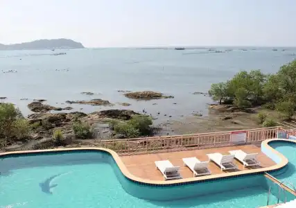 Bai Bua Beach Resort - 9