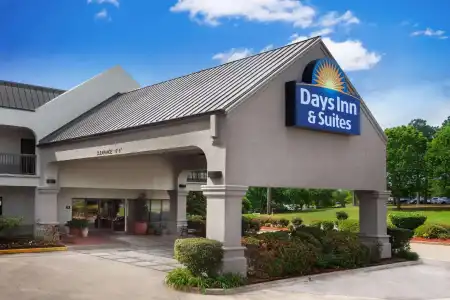 Days Inn & Suites by Wyndham Tyler - 11