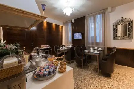 Locanda Leon Bianco on the Grand Canal - 19