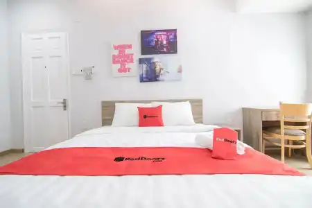 RedDoorz Plus @ Nguyen Van Troi - 2