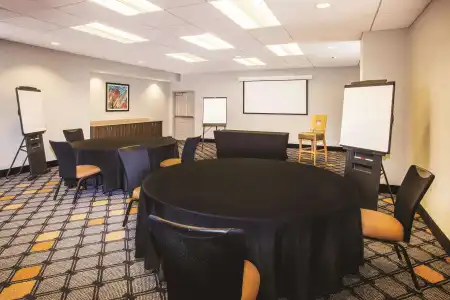 La Quinta Inn & Suites by Wyndham Chicago Downtown - 16
