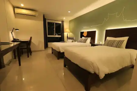 The Royal Bee Apart - 23