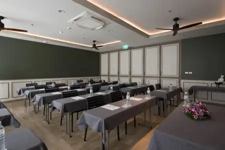 Sawaddi Patong Resort & Spa by Tolani - 10