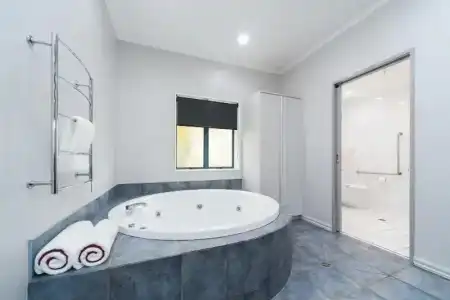 Aubyn Court Spa Motel - 130