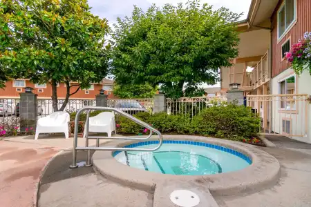 Econo Lodge Inn & Suites - 14
