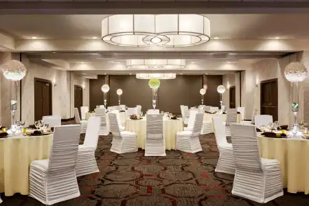 DoubleTree by Hilton Toronto Airport West - 17