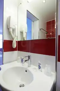 Hôtel Kyriad Paris 10 — Canal Saint Martin-République - 41