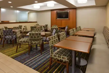 Holiday Inn Express CEDAR RAPIDS - 18