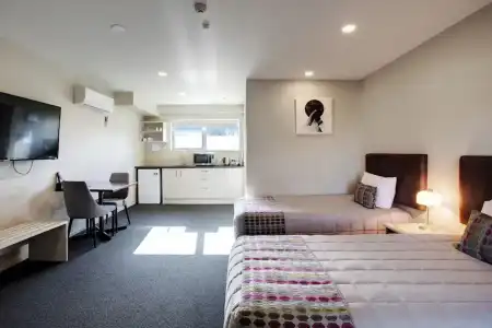 Ellerslie Palms Motel - 76