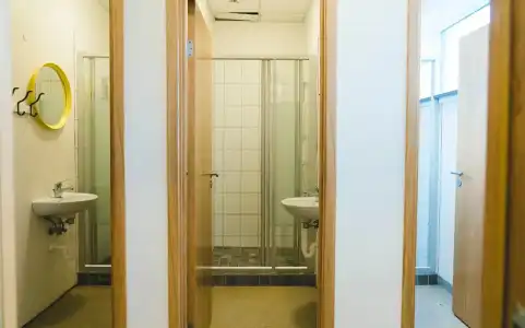 Base Guesthouse by Keflavik Airport - 9
