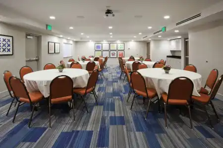 Holiday Inn Express & Suites Minneapolis – West End by IHG - 27