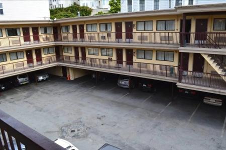 Van Ness Inn - 34