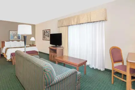 Hawthorn Extended Stay by Wyndham Green Bay - 4