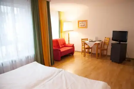 Caroline - 53