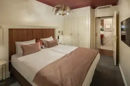 Queen's Court & Residence - 165