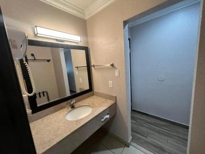 Super 8 by Wyndham Mesa Downtown Near Convention Center - 5
