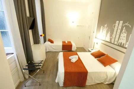 Hostal Live Barcelona - 34