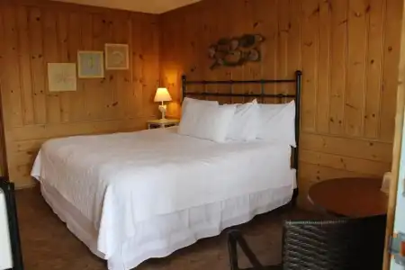 Town & Beach Motel - 17
