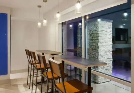 Holiday Inn Express & Suites Des Moines Downtown by IHG - 7