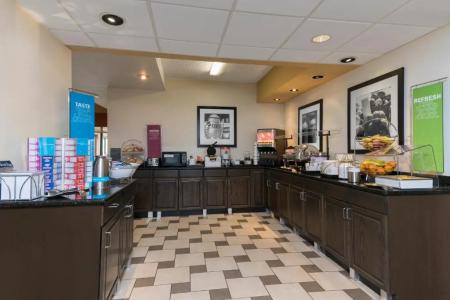 Hampton Inn Milwaukee-Northwest - 21