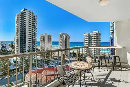 Surfers Century Oceanside Apartments - 107