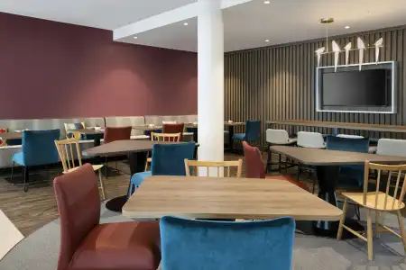 Hampton by Hilton - 26