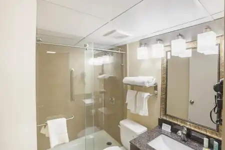 Quality Inn & Suites Cincinnati Downtown Area - 9