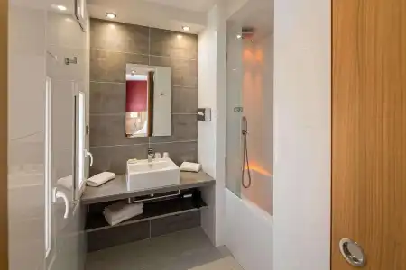 Best Western Plus Le Lavarin - 61