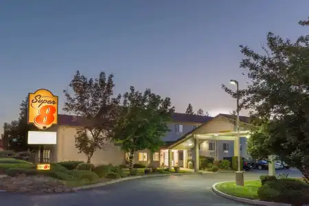 Super 8 by Wyndham Bend - 0