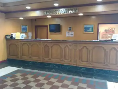 University & Suites - 1