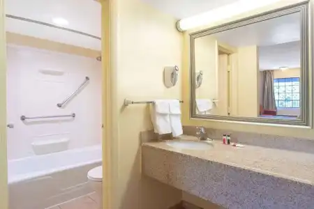 Red Roof Inn Baltimore - 10