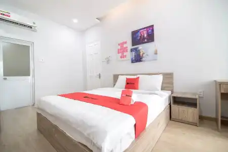 RedDoorz Plus @ Nguyen Van Troi - 4