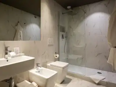 HNN Luxury Suites - 35