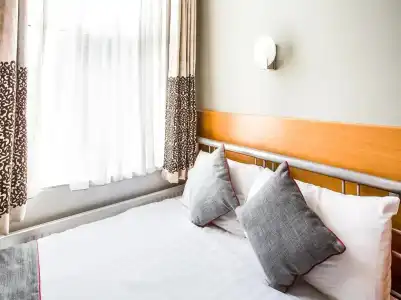 London Guest House by OYO - Acton - 110